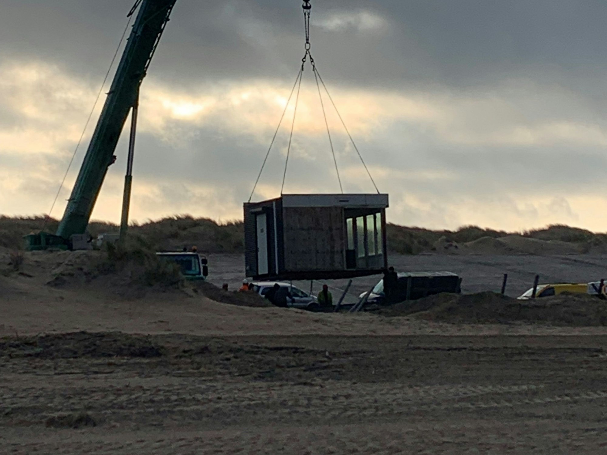 Scharendijke am 1. März 2024: Die Strandbar "Dickenz" hängt am Haken für den Wiederaufbau. Im Winter wird sie "eingemottet"