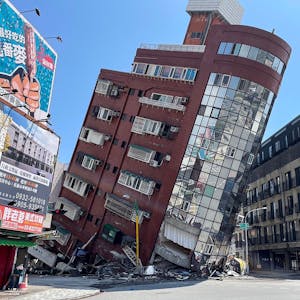 In der taiwanesischen Hafenstadt Hualien sind Gebäude durch das Erdbeben massiv beschädigt worden.