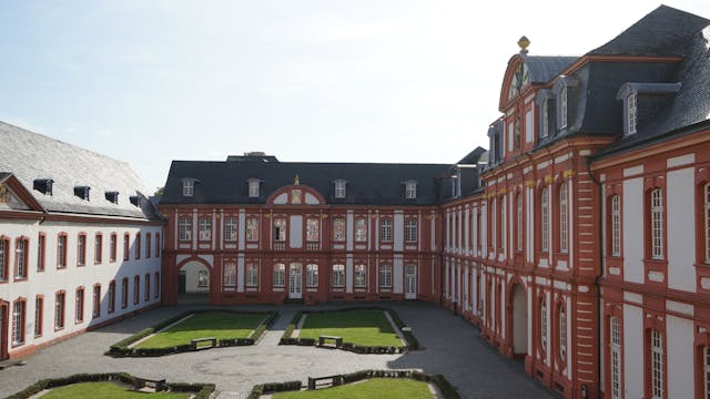 Imposanter Anblick: Der Innenhof der Abtei Brauweiler lädt zum Verweilen ein.