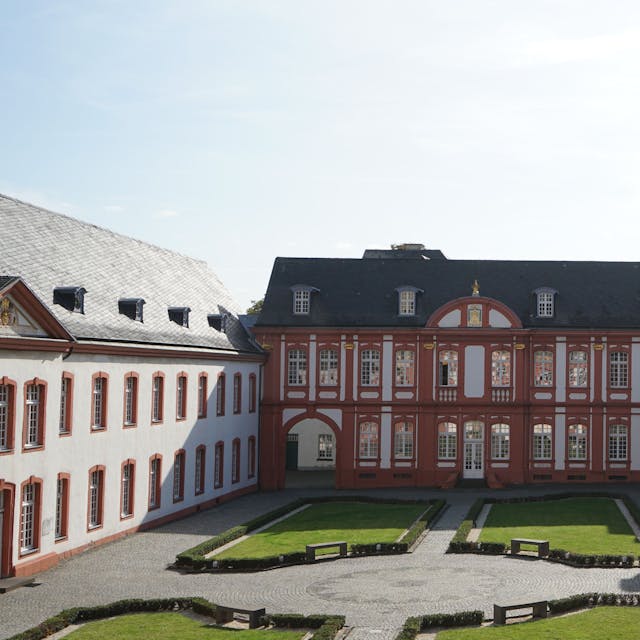 Imposanter Anblick: Der Innenhof der Abtei Brauweiler lädt zum Verweilen ein.