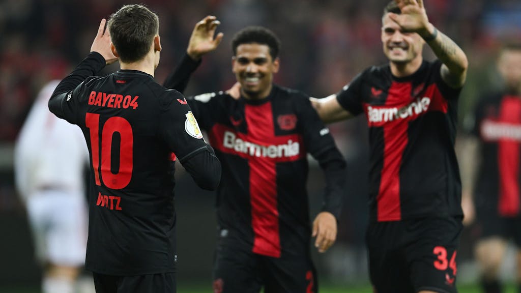 Leverkusens Florian Wirtz (l-r), Amine Adli und Granit Xhaka jubeln nach dem Tor zum 3:0.&nbsp;