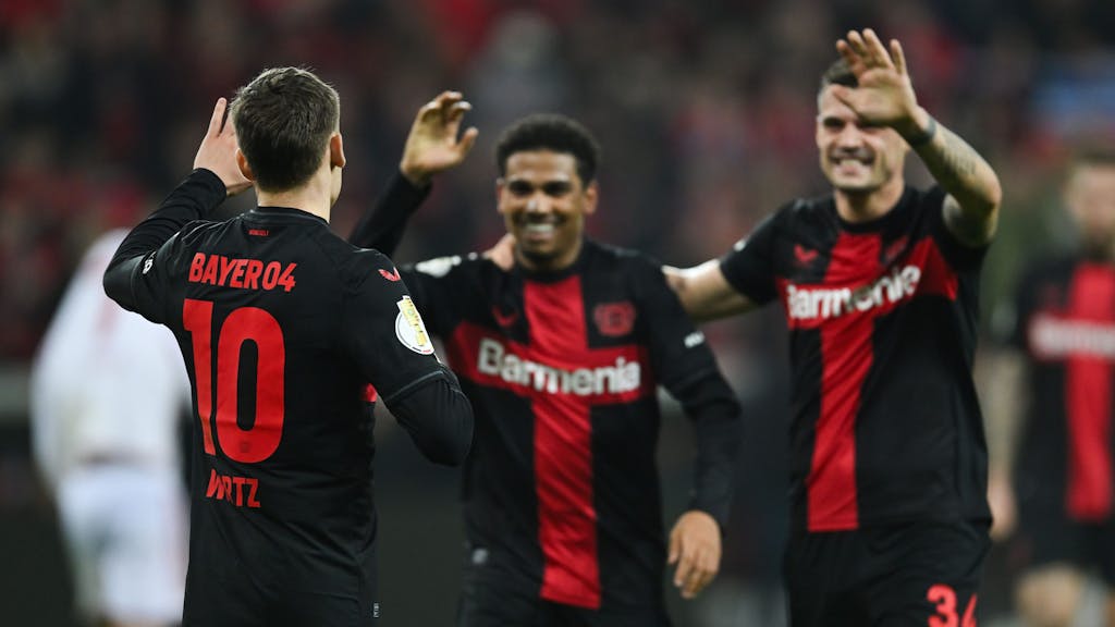 Leverkusens Florian Wirtz (l-r), Amine Adli und Granit Xhaka jubeln nach dem Tor zum 3:0.&nbsp;