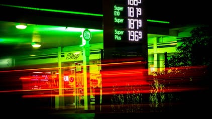 Die Kraftstoffpreise sind an einer Tankstelle dargestellt (Symbolbild): Benzin wird immer teurer.