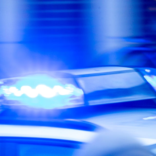 Ein Streifenwagen der Polizei ist mit Blaulicht im Einsatz. (Symbolbild)