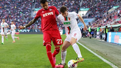 Zweikampf mit Folgen: FC-Stürmer Davie Selke mit Augsburgs Elvis Rexhbeçaj