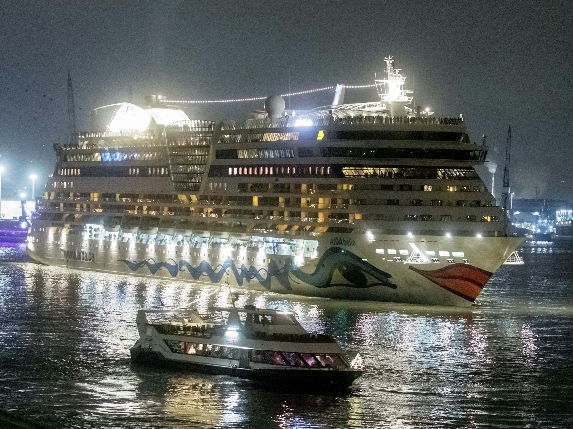 Das Kreuzfahrtschiff AIDAbella bricht 2022 ab Hamburg zu einer Karibik-Kreuzfahrt auf.