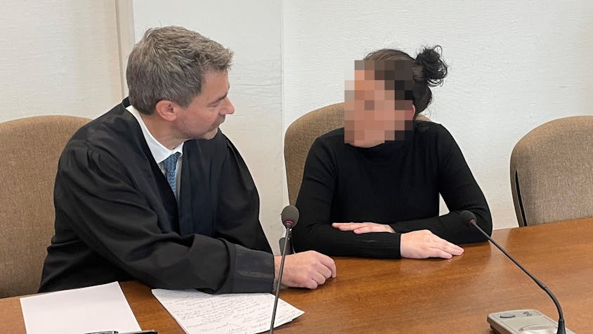 Die Angeklagte mit ihrem Verteidiger Marc Donay im Kölner Landgericht