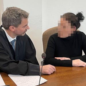 Die Angeklagte mit ihrem Verteidiger Marc Donay im Kölner Landgericht