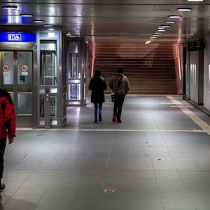 Die Fußgängerunterführung im Bahnhof Euskirchen mit zwei Personenaufzügen und der Treppe, die zum Bahnhofsvorplatz führt.