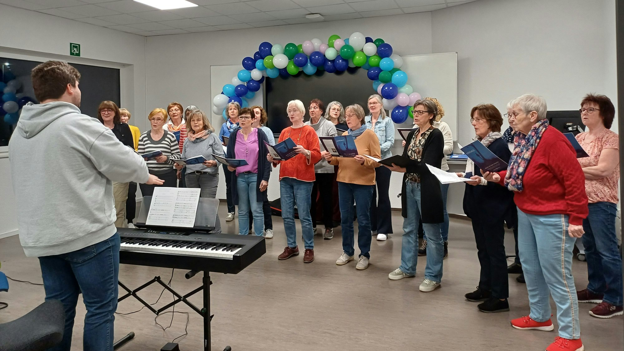 31 Frauen singen momentan gemeinsam im Frauenchor „conTakt“. Geleitet wird der Chor von Maurice Abzug.