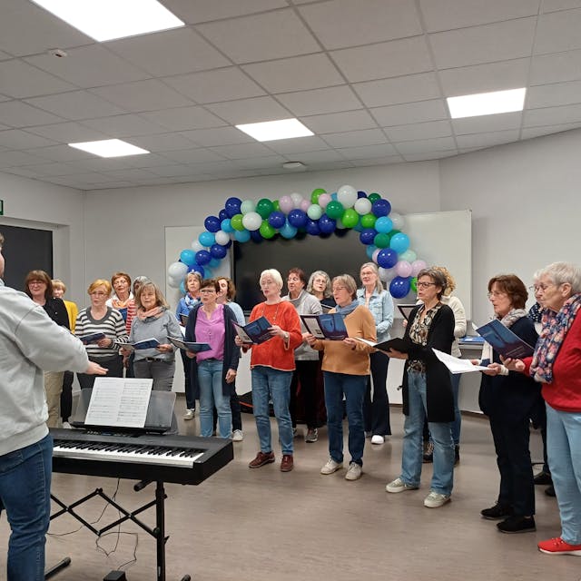 31 Frauen singen momentan gemeinsam im Frauenchor „conTakt“. Geleitet wird der Chor von Maurice Abzug.