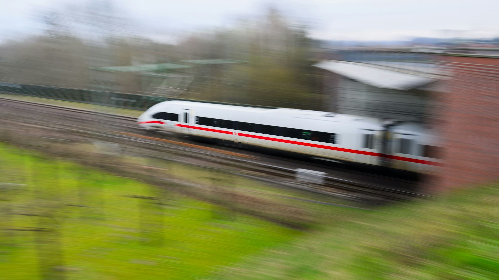 Bei einem Zusammenstoß mit einem Zug in Bayern sind zwei Menschen ums Leben gekommen. Unser Symbolbild zeigt einen ICE.