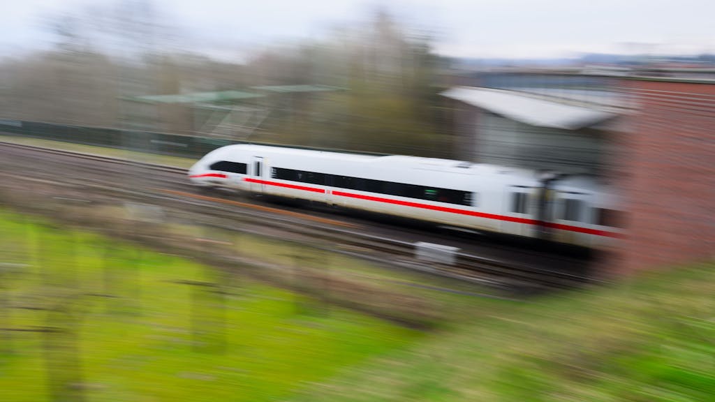 Bei einem Zusammenstoß mit einem Zug in Bayern sind zwei Menschen ums Leben gekommen. Unser Symbolbild zeigt einen ICE.