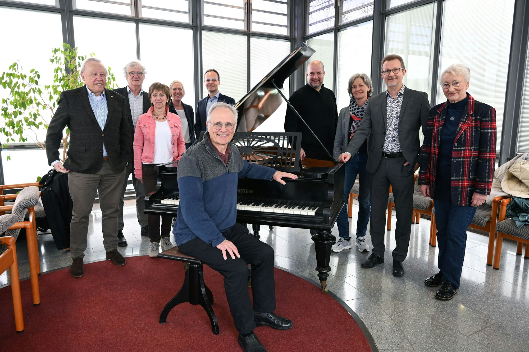 Das Foto zeigt ein Gruppenbild mit den Organisatoren und Unterstützern des Klavierfestivals Lindlar.