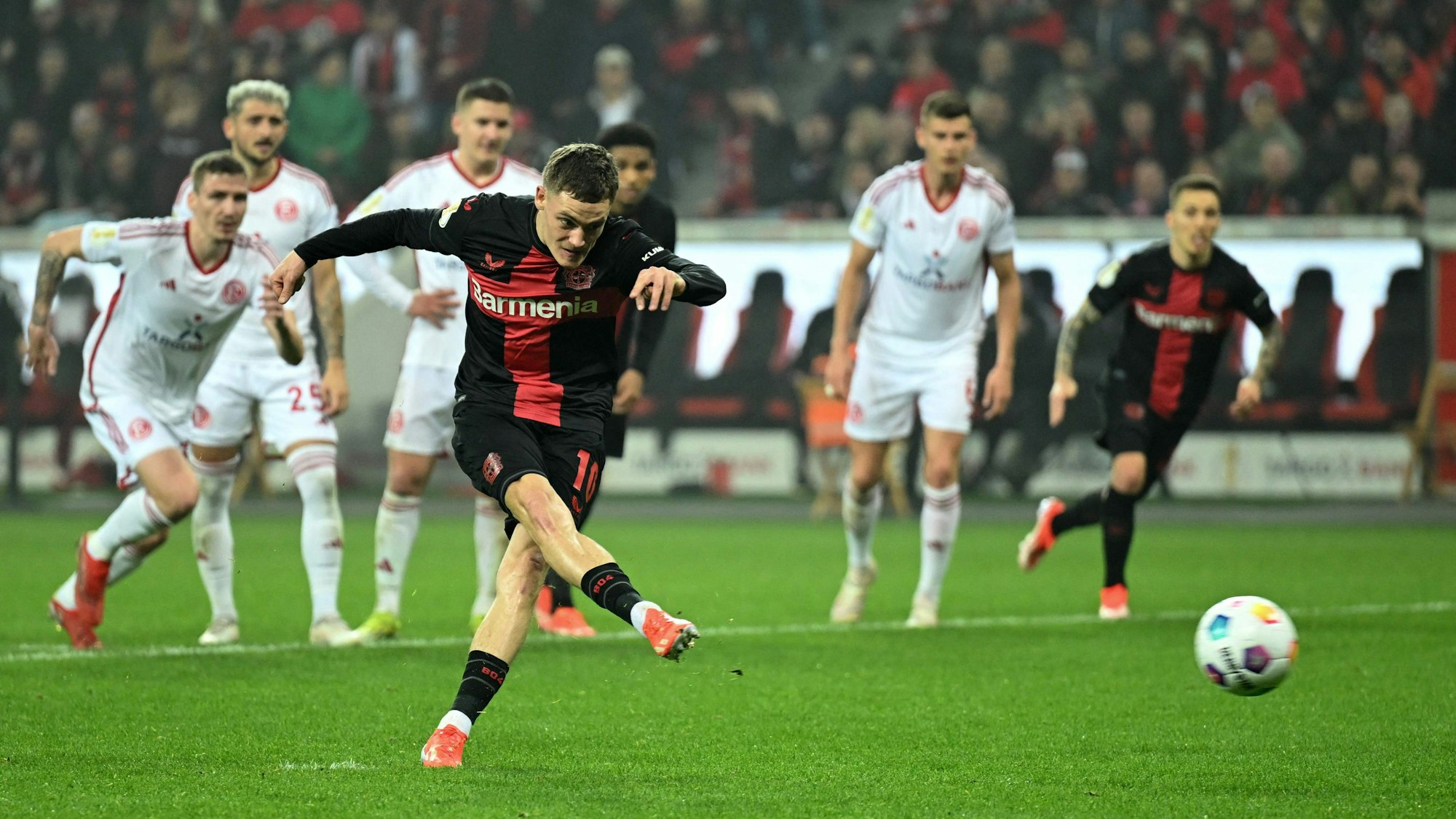 Bayer Leverkusens Florian Wirtz verwandelt den Handelfmeter sicher zum 4:0-Endstand.