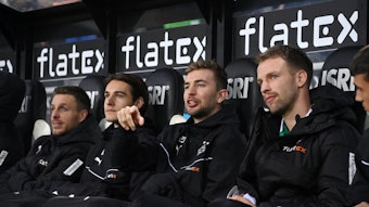 Patrick Herrmann, Florian Neuhaus, Christoph Kramer und Marvin Friedrich sitzen auf der Auswechselbank.
