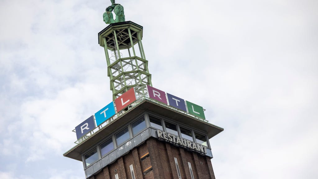 Das Logo des Privatsenders RTL ist an dem ehemaligen Messeturm vor dem Sendezentrum in Köln zu sehen.