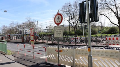 Der direkte Weg über den Pfälzischen Ring ist für die Schüler der nahe gelegenen Schulen gesperrt. Foto: Uwe Schäfer