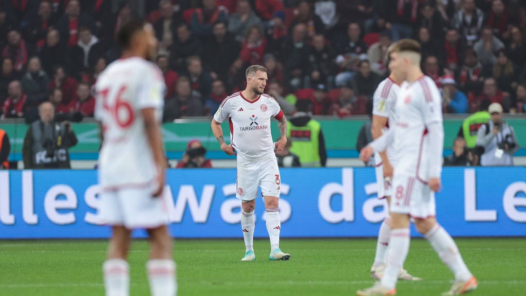 Die Spieler von Fortuna Düsseldorf stehen beim Spiel in Leverkusen enttäuscht auf dem Platz.