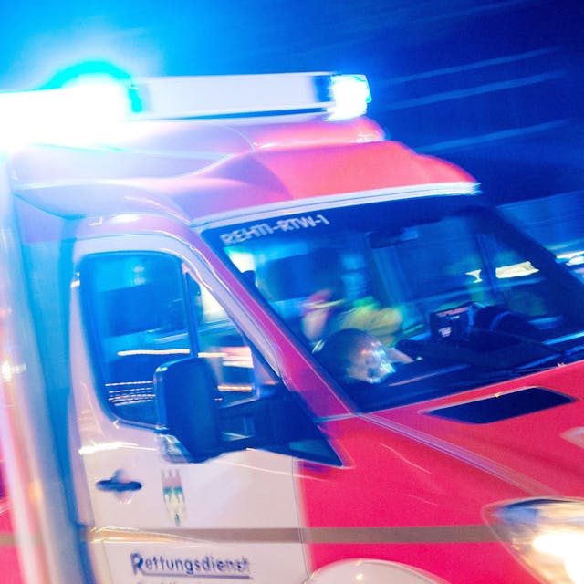 Ein Rettungswagen fährt mit Blaulicht durch eine Straße. (Symbolbild)