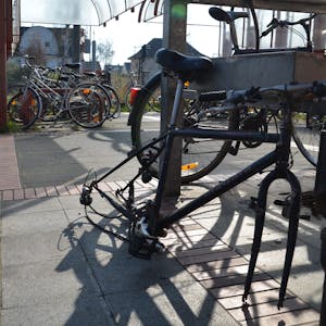 Kaputtes Fahrrad an einem öffentlichen Fahrradständer