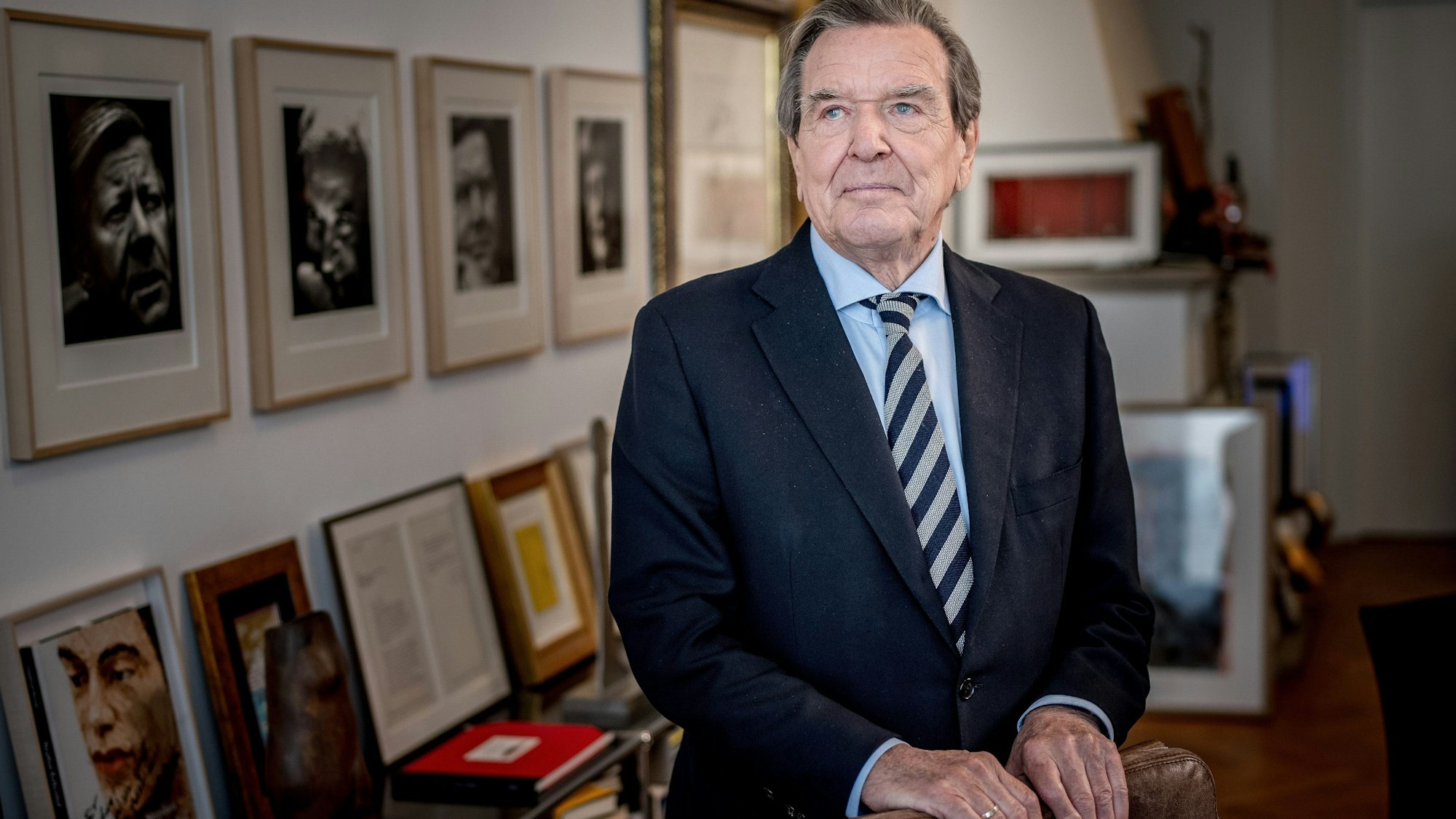 Gerhard Schröder (SPD), Bundeskanzler von 1998 bis 2005, steht in seiner Kanzlei. Am 7. April feiert er 80. Geburtstag.