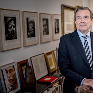 Gerhard Schröder (SPD) steht hinter seinem Schreibtisch und blickt in die Ferne.