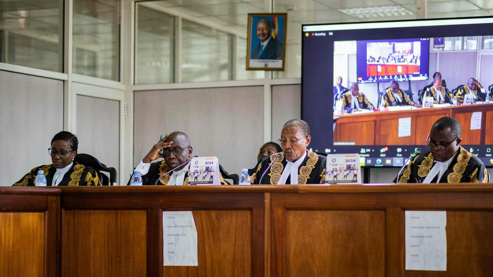 Ugandas stellvertretender Oberster Richter und Leiter des Gerichts Buteera (2.v.r.) verkündet zusammen mit fünf weiteren Richtern am 3. April 2024 in Kampala ein Urteil über die konsolidierten Petitionen, die die Verfassungsmäßigkeit des Anti-Homosexualitätsgesetzes anfechten.