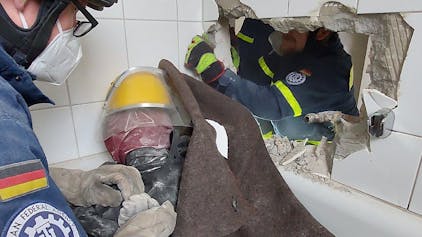 Durch einen Durchbruch in der Wand retten THW-Einsatzkräfte bei der Übung einen „Verletzten“ aus der Badewanne.