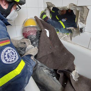 Durch einen Durchbruch in der Wand retten THW-Einsatzkräfte bei der Übung einen „Verletzten“ aus der Badewanne.
