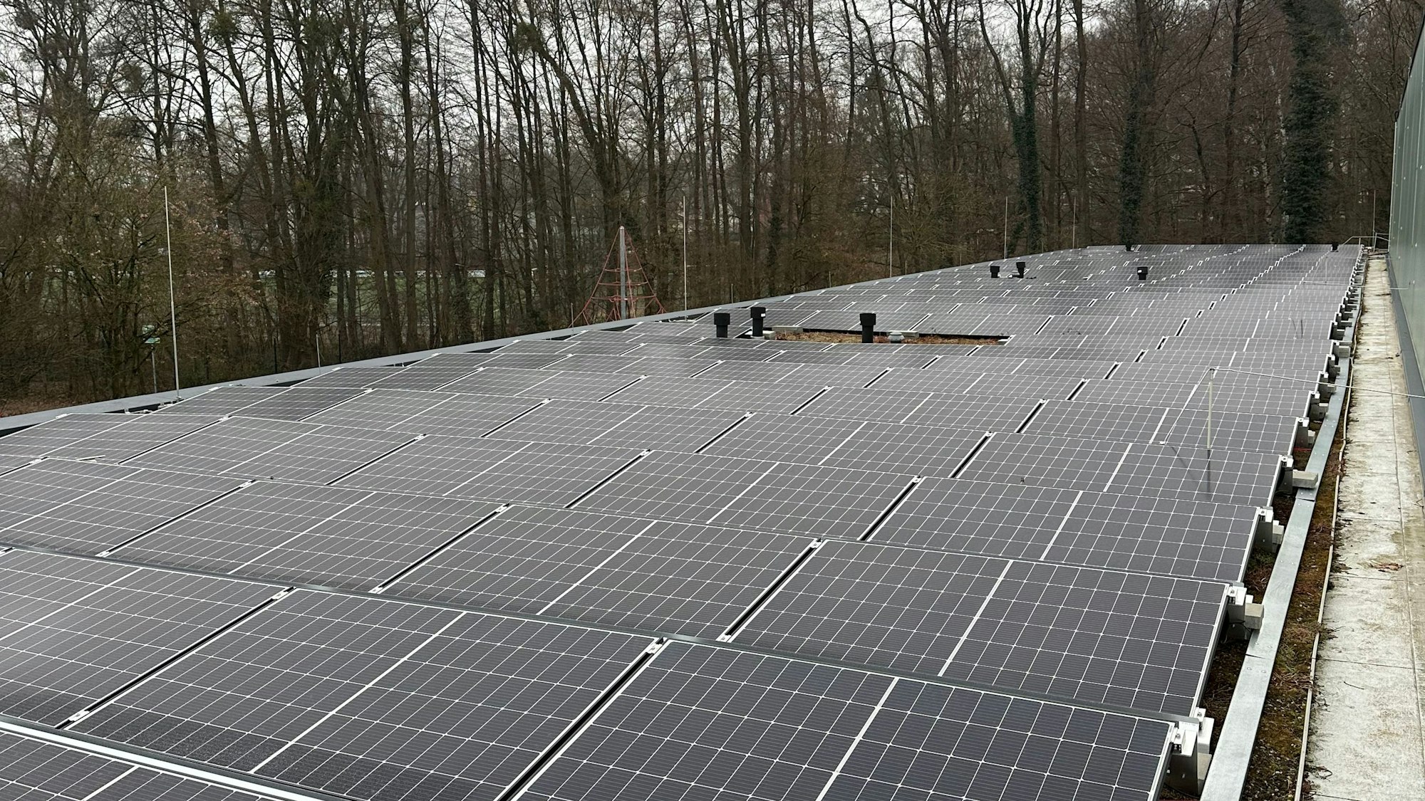 Das Foto zeigt die Photovoltaikanlage auf dem Dach des Bonhoeffer-Gymnasiums in Bergisch Gladbach