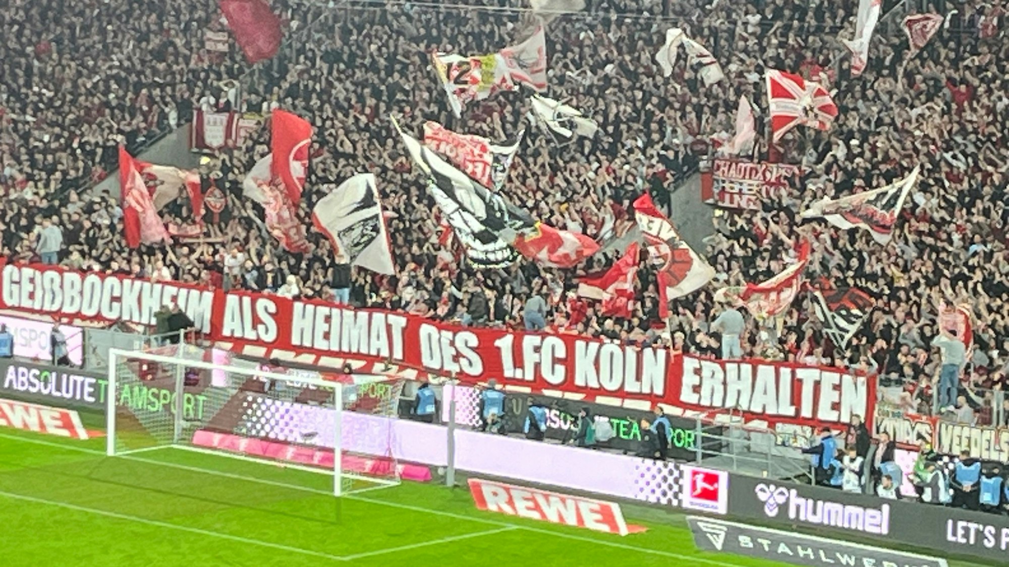 FC-Fans zeigen vor dem Spiel gegen Bremen ein Banner mit der Aufschrift „Geißbockheim als Heimat des 1. FC Köln erhalten".