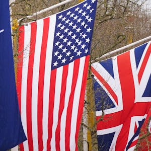 London: Die Nationalfahnen der USA und des Vereinigten Königreichs hängen neben der Nato-Fahne entlang der Mall zur Feier des 75-jährigen Bestehens der Nordatlantikvertragsorganisation.