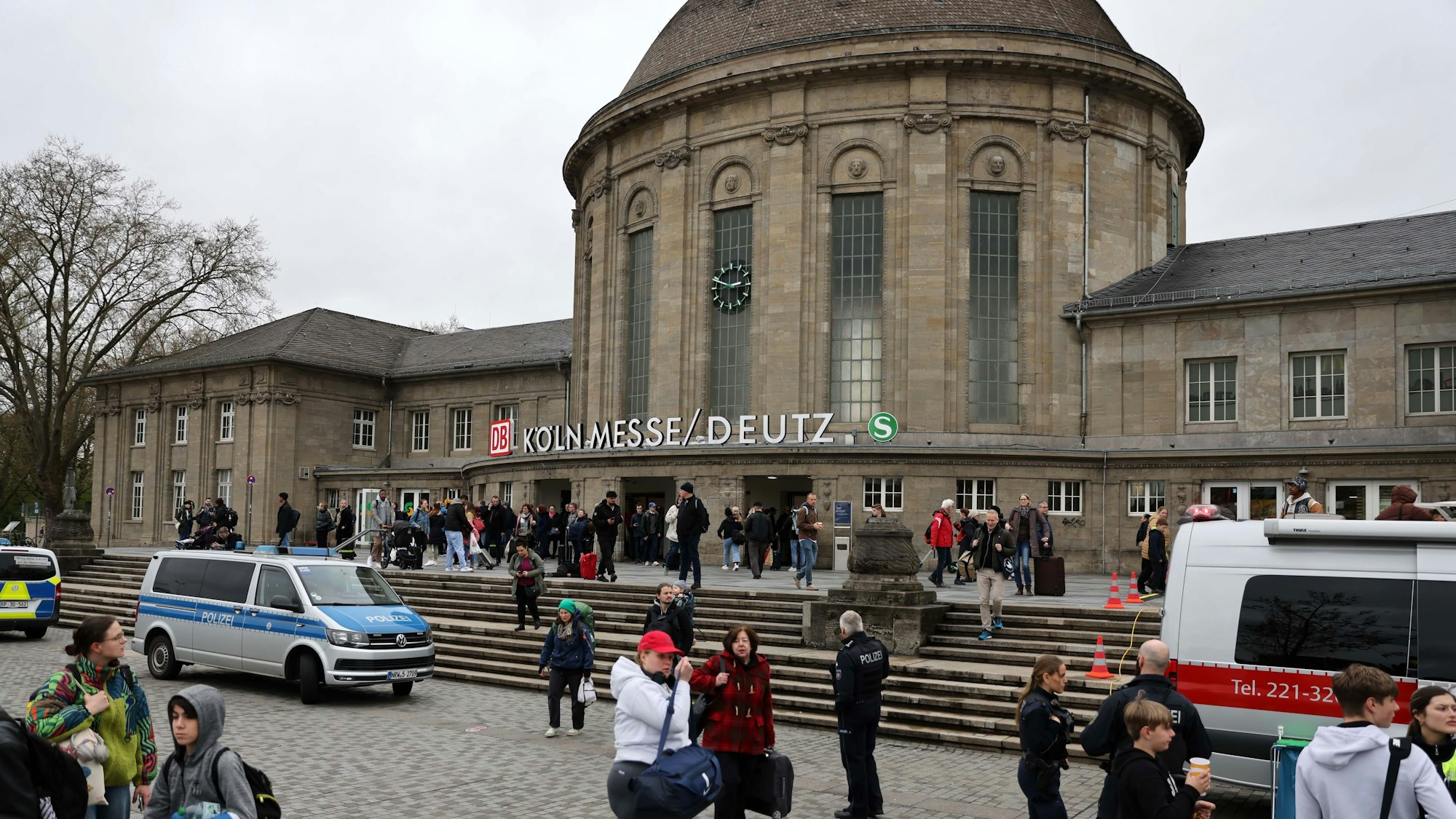 Auch Reisende am Bahnhof Deutz waren betroffen.