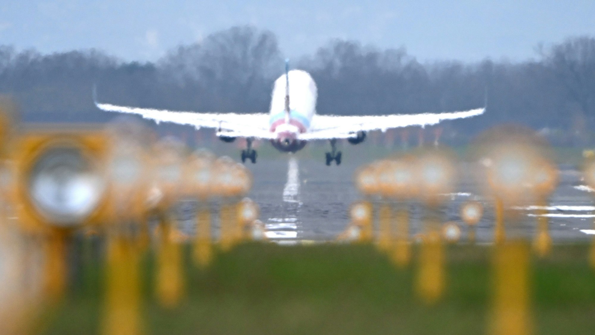 Ein Flugzeug der Eurowings startet auf dem Flughafen Köln/Bonn.