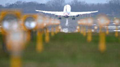 Ein Flugzeug der Eurowings startet auf dem Flughafen Köln/Bonn.&nbsp;