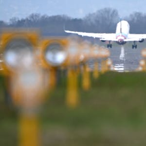 Ein Flugzeug der Eurowings startet auf dem Flughafen Köln/Bonn.&nbsp;