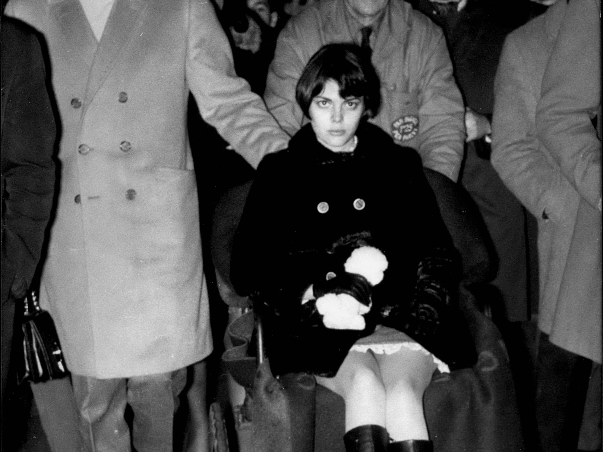 Mireille Mathieu sitzt nach dem Unfall im Jahre 1968 in einem Rollstuhl.