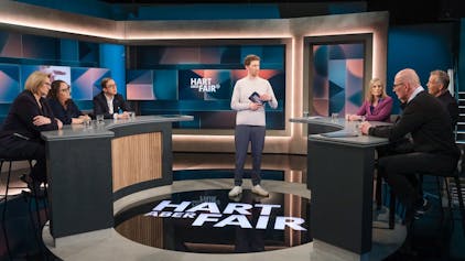 Die ARD-Talkshow „Hart aber fair“ ist in der Osterpause, Moderator Louis Klamroth (m.) kehrt erst Ende April zurück. (Symbolbild)
