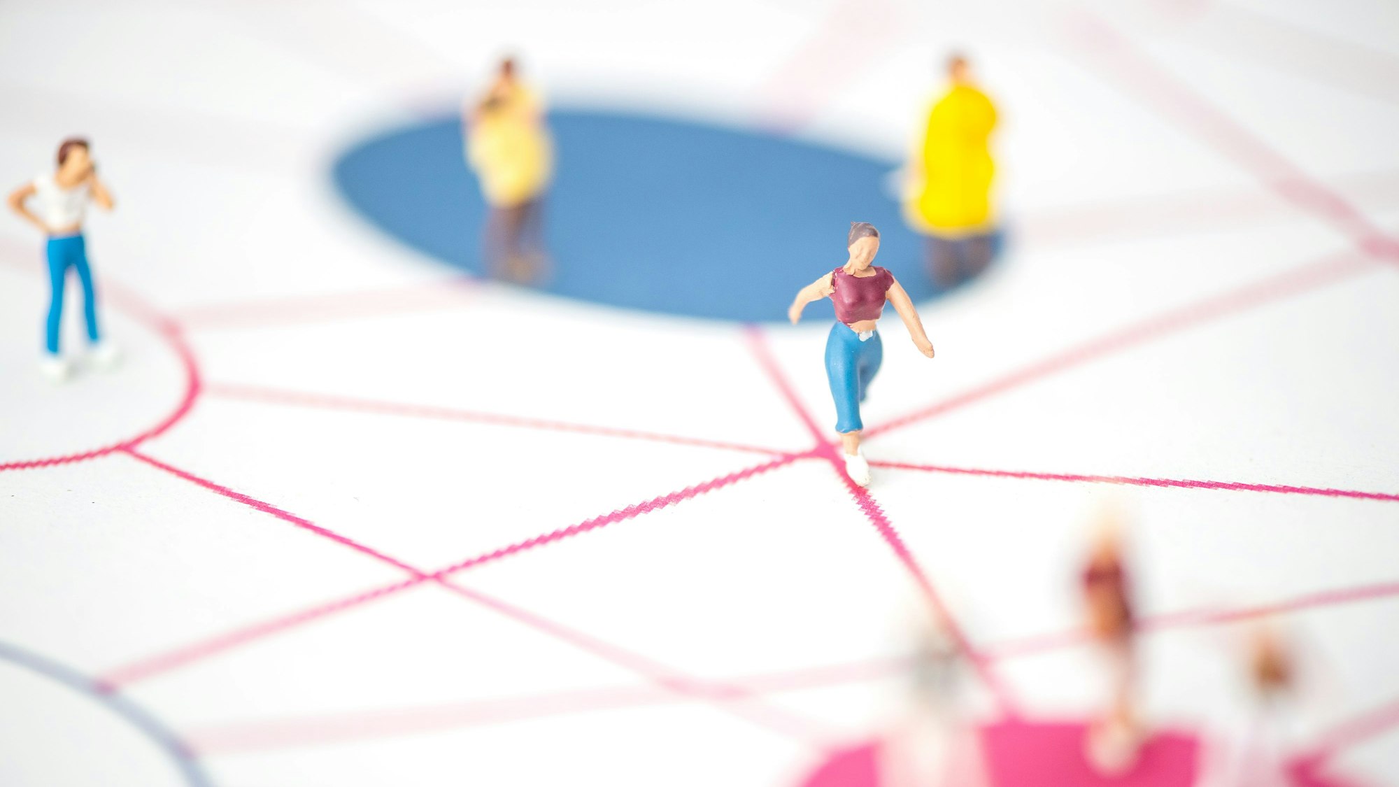 Weibliche Spielfiguren stehen auf verschiedenen Positionen in einem Netz