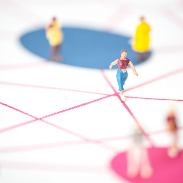 Weibliche Spielfiguren stehen auf verschiedenen Positionen in einem Netz