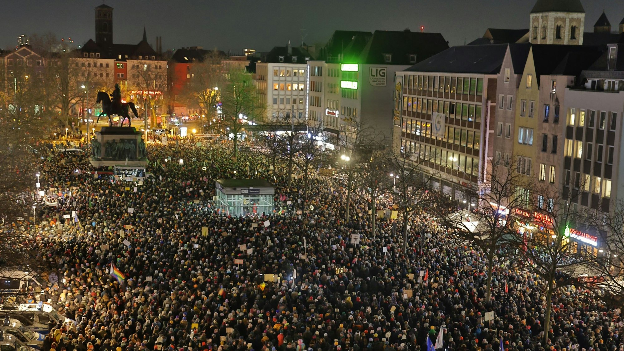 Auf dem Kölner Heumarkt demonstrierten am 16. Januar 2024 rund 30.000 Menschen gegen Rechtsextremismus. Doch was ist vom „Aufstehen gegen Rechts“ geblieben?