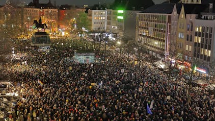 Auf dem Kölner Heumarkt demonstrierten am 16. Januar 2024 rund 30.000 Menschen gegen Rechtsextremismus. Doch was ist vom „Aufstehen gegen Rechts“ geblieben?