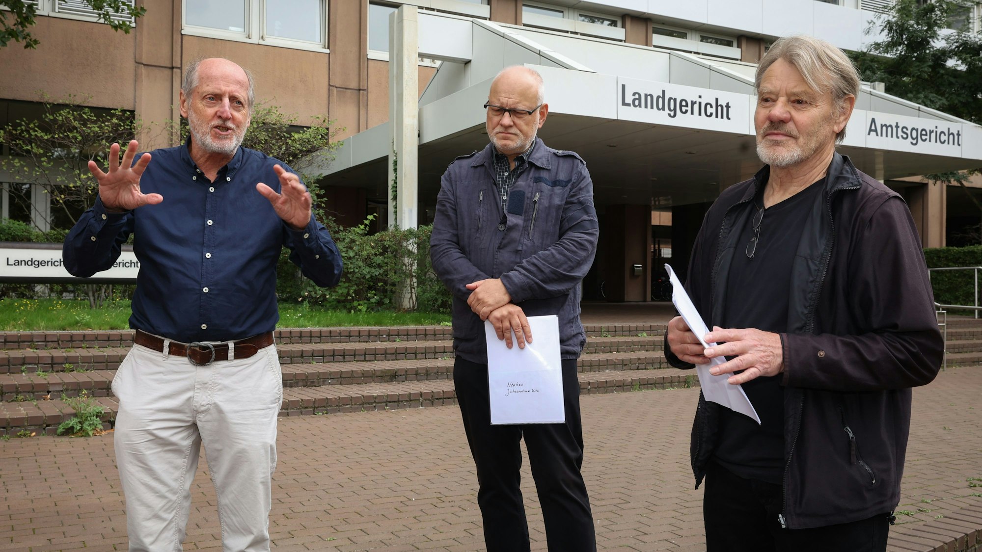 Helmut Röscheisen, Jörg Frank und Thomas Scheidler vor dem Justizzentrum Köln bei einer Pressekonferenz 2023.