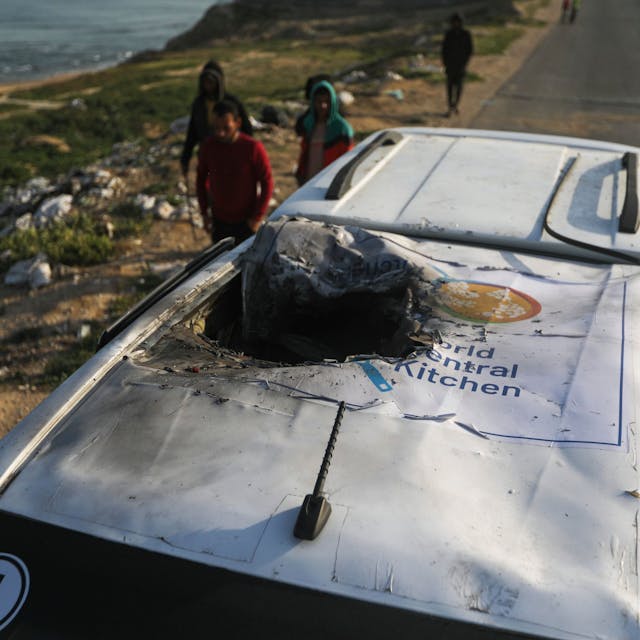 Palästinenser betrachten eines der von der NGO „World Central Kitchen“ genutzten Fahrzeuge, das von der israelischen Armee am Montag beschossen wurde.