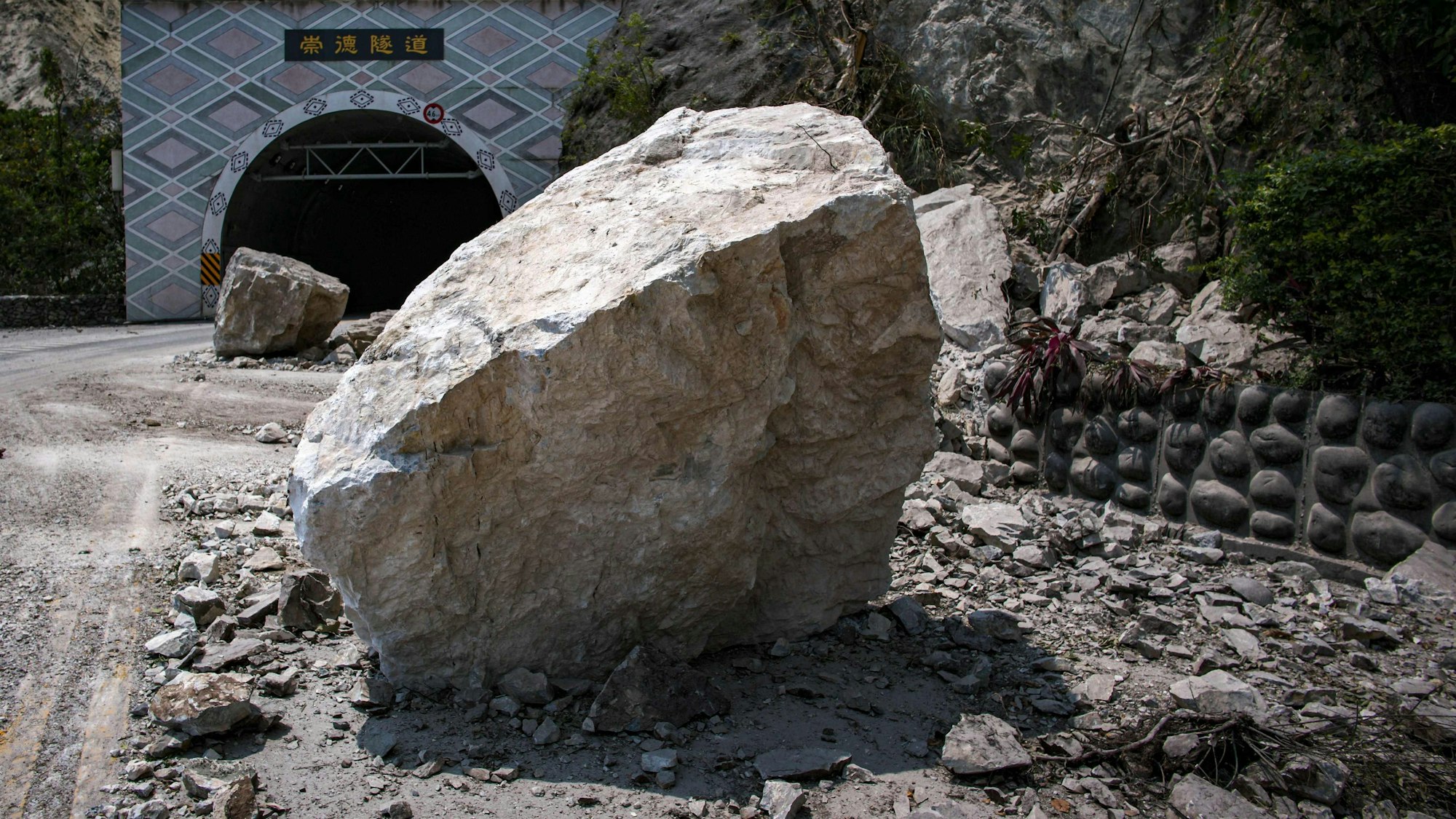 Große Felsbrocken sind nach einem starken Erdbeben in Taiwan vor den Chongte-Tunnel gestürzt.