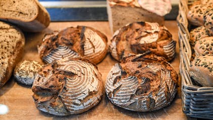 Brote werden im Verkaufsraum in der Bäckerei und Konditorei Plentz angeboten.&nbsp;