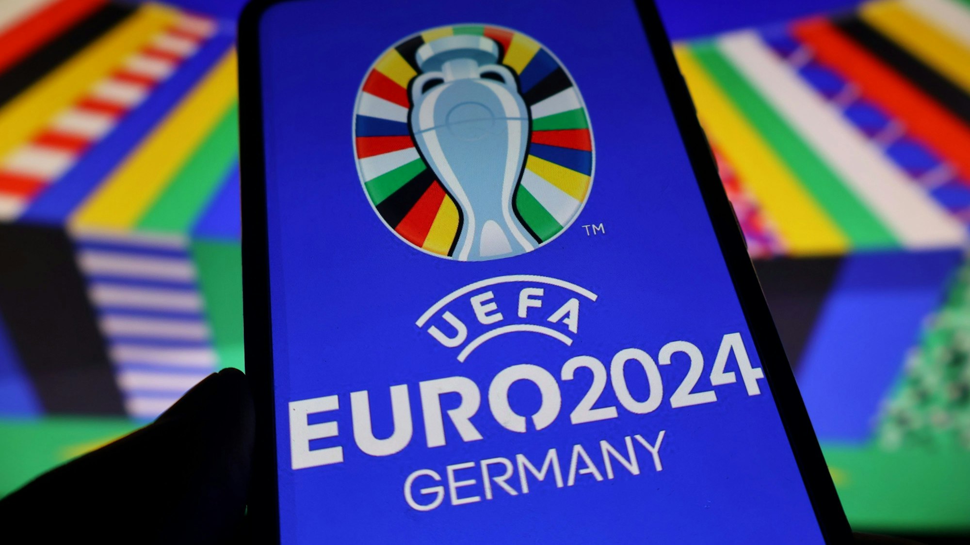 Das Logo der UEFA Euro 2024 ist auf einem Smartphone zu sehen. Die Fußball-Europameisterschaft findet vom 14.06. - 14.07.2024 in Deutschland statt.