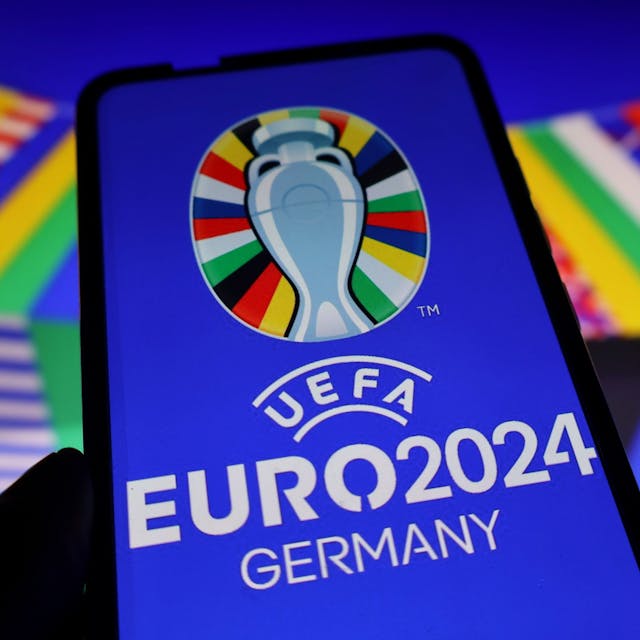 Das Logo der UEFA Euro 2024 ist auf einem Smartphone zu sehen. Die Fußball-Europameisterschaft findet vom 14.06. - 14.07.2024 in Deutschland statt.&nbsp;