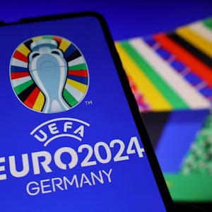 Das Logo der UEFA Euro 2024 ist auf einem Smartphone zu sehen. Die Fußball-Europameisterschaft findet vom 14.06. - 14.07.2024 in Deutschland statt.&nbsp;